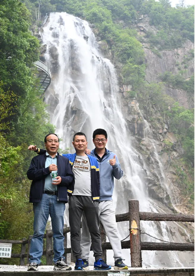 金沙js9线路中心风管销售中心员工在安徽明堂山景区照片