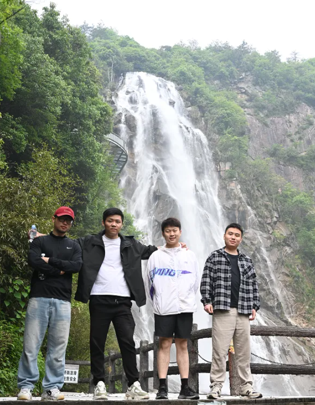 金沙js9线路中心风管销售中心员工在安徽明堂山景区照片