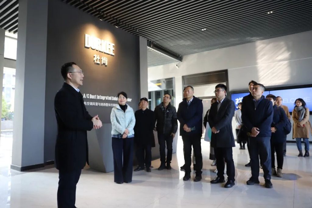 金沙js9线路中心集团金海丰先生做解说